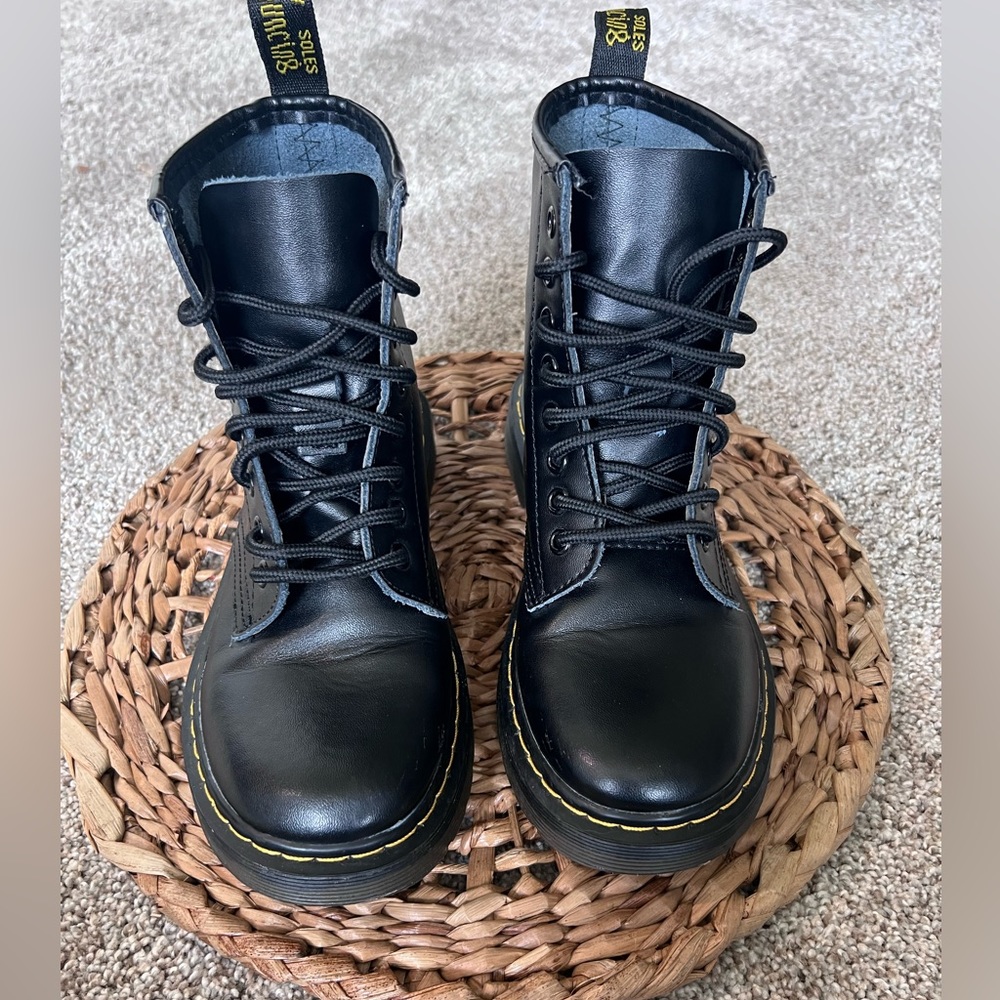Kids Sz1.5 Dr, Martens combat lace up boot